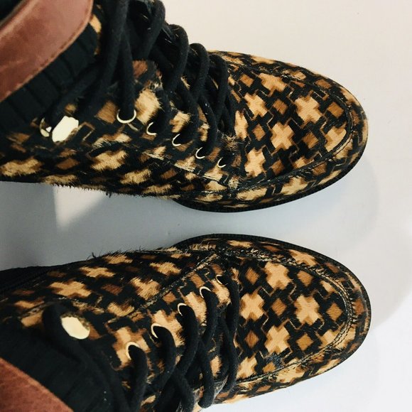 Antonio Melani Women’s Sz 6M Ankle Booties Printed Calf Hair Lug Sole Lace/Zip - Picture 2 of 11